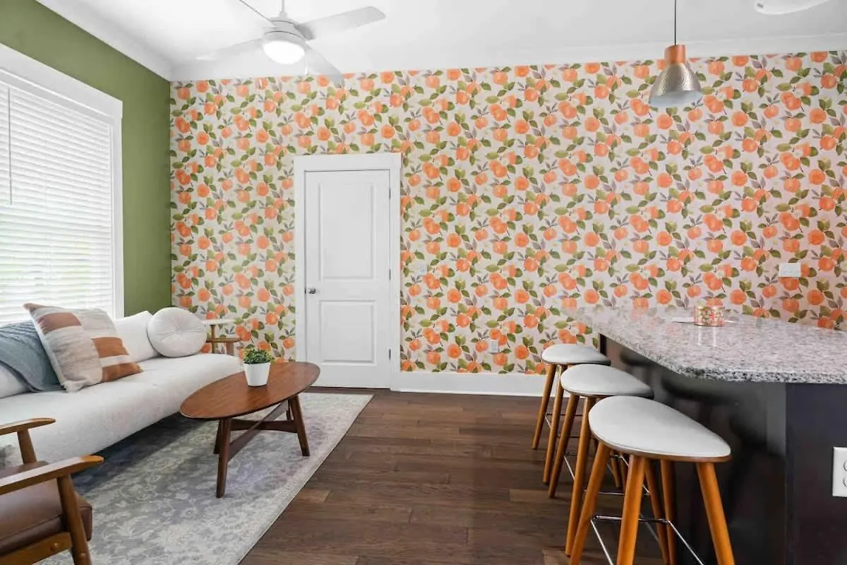 Апартаменты Downtown At The Peach House Dogs Welcome Fully Fenced Yard And Off-Street Parking Саванна