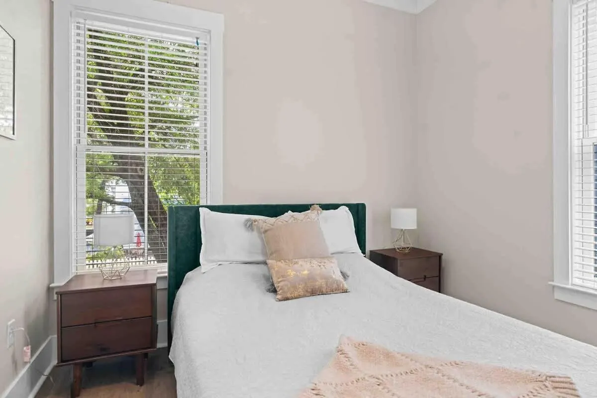 Daire Downtown At The Peach House Dogs Welcome Fully Fenced Yard And Off-Street Parking Savannah ABD